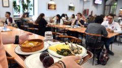 Imagen de un men� en las cafeter�as de las facultades de la USC.