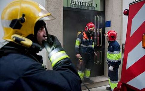 Los bomberos usaron equipos de respiraci�n y c�maras t�rmicas para acceder al edificio.