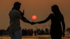 Una ceremonia en una playa de Bombay