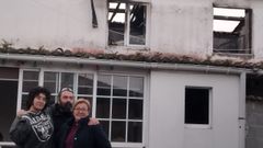 Carmen Carb�n, con su hijo Sim�n Palmero y su nieta Chis, ante la casa en la que viv�an y que sufri� un incendio el 26 de febrero.