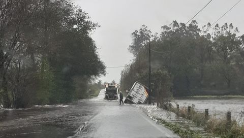 En Negreira hubo cadas de rboles. En la zona de Pedra Mmoa, un coche qued atrapado en una bolsa de agua siendo necesario retirarlo con la gra. La conductora sali ilesa.