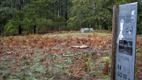 Al fondo, el dolmen de A Cova da Moura, declarado BIC.