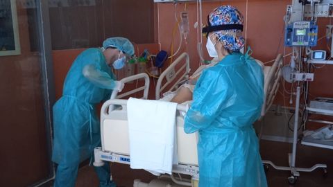 En cr�ticos, Gustavo Blanco ajustando la cama de un enfermo 