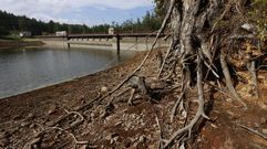 Vista del embalse de As Forcadas, en una imagen tomada este lunes, donde se aprecia el bajo nivel de agua.