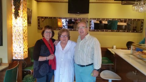 Rosa V�lchez, entre dos clientes, en la confiter�a Biarritz