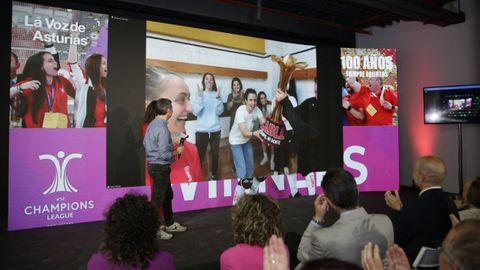 Las jugadoras del Telecable Hockey celebraron en directo su �ltimo t�tulo con todos los presentes.