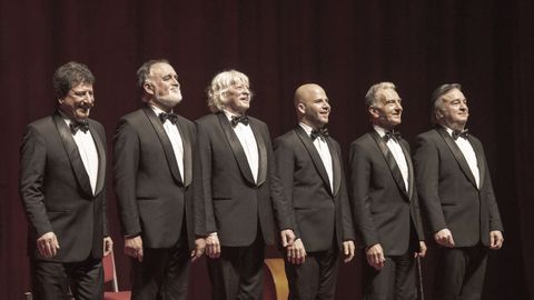 Formacin actual de Les Luthiers (Carlos Lpez es el tercero por la izquierda)