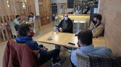 Clientes con mascarillas en un la zona de bar de un restaurante de Monforte