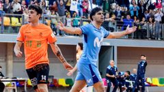 Dani Col�n (de azul), en un encuentro con su anterior equipo.