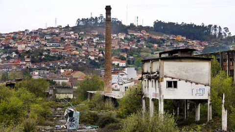 La antigua fbrica de lvarez sigue degradndose, aunque su chimenea se mantiene en pie