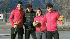 Taibo (en la imagen, a la izquierda), con sus compa�eros tras proclamarse subcampe�n del mundo j�nior.