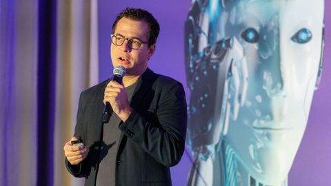 El jefe de Empresas de Medios y Entretenimiento para Youtube, Juan Pablo Robert, en una conferencia en Miami