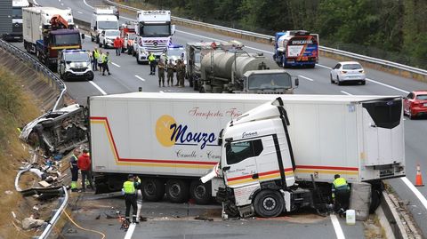 El conductor fallecido iba a bordo de una furgoneta que estaba parada en el arc�n y qued� destrozada.