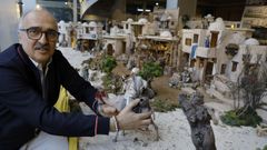 José Luis Cob, con el belén que un año más ha montado en el escaparate de Álvarez Conchado y Reysa, en la calle Posse de A Coruña
