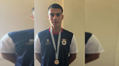 Borja N���z, con la medalla conquistada en el Mundial de remo.