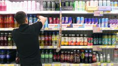 Un empleado de un supermercado, colocando productos en el pasillo de los refrescos, donde actualmente se ubican las bebidas energ�ticas.