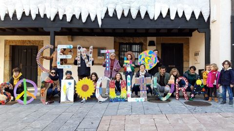 Los participantes de la acci�n reivindicativa de un centro sociocultural en Tabacalera, con las letras elaboradas por ellos mismos, ante la Casa del Chino