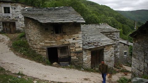 Céramo (Período Cámbrico). En la arquitectura tradicional de esta aldea de la parroquia de Visuña —perteneciente al municipio de Folgoso do Courel— predominan las rocas calizas formadas durante el Cámbrico, un período geológico que se desarrolló entre hace 541 y 485 millones de años