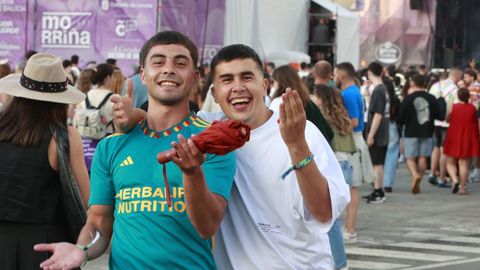 Unos espectadores previsores, con paraguas, en el Morri�a Fest.
