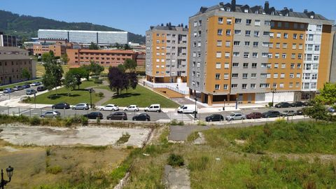 Parcela de Torrejard�n, abandonada desde hace dos d�cadas, en el barrio de Ventanielles