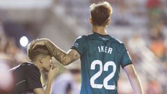 Iker Losada saluda a un aficionado aprovechando su sustituci�n ante el Cartagena.