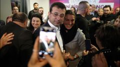  El candidato a la alcald�a de Estambul del Partido Republicano del Pueblo (CHP), Ekrem Imamoglu, y ganador de los comicios posa para una foto con una seguidora