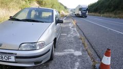 El coche, de matrícula portuguesa, lleva al menos dos meses aparcado en el margen derecho de la CG-2.2.