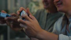 J�venes jugando a videojuegos.