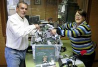 Jos� Manuel Ferreiro y Mari Carmen Freire realizaron el sorteo en el estudio de Radio Voz. 