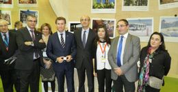 <span lang= es-es >Pulpo para A Coru�a</span>. El presidente de la Xunta, Alberto N��ez, el diputado Celso Delgado, el delegado del Gobierno en Galicia, Santiago Villanueva y la directora xeral de Turismo, Nava Castro, arroparon a O Carballi�o en Fitur. El alcalde de A Coru�a, Carlos Negreira, tambi�n estuvo con Marnotes.