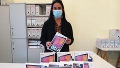 Eva Mart�nez, con las tabletas cedidas por la empresa R