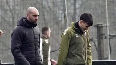 Claudio Gir�ldez y Miguel Rom�n, en un entrenamiento del Celta.