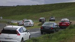Coches aparcados en una finca cercana al aeropuerto de Santiago