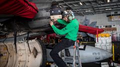 Militares norteamericanos aguardan la orden para atacar. Un marinero a bordo del Abraham Lincoln, el portaviones que ya se encuentra muy cerca de Ir�n, dentro de la estrategia del presidente de Estados Unidos de enviar una flota �enorme� ante una posible intervenci�n.