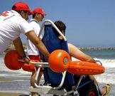 La silla anfibia que facilita el ba�o a personas con problemas. 
