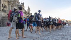 Peregrinos descalzos entrando en el Obradoiro, final del Camino de Santiago