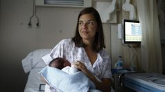Ana Fern�ndez con Paula, nacida el mi�rcoles por la tarde en el mismo hospital en el que hizo la OPE