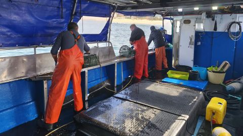 La tripulaci�n trabajando a bordo del Playa de Sanxenxo este lunes