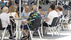 Imagen de una terraza ayer en Viveiro, donde ya se empieza a notar el incremento de ambiente y clientela que preludia el verano