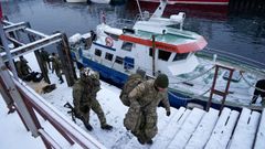 Soldados daneses desembarcan en el puerto de Nuuk, Groenlandia.
