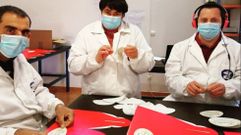 Usuarios de Amipa realizan en el centro ocupacional de Sorribas el etiquetado de los productos navide�os de la panader�a San Jos�