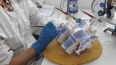 El proyecto de Sargadelos es uno de los ejemplos hist�ricos de empresas que apuestan por el dise�o como eje estrat�gico. En la imagen, una operaria en la factor�a de Cervo