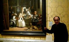 Calvo Serraller durante una visita guiada por el Prado, ante Las Meninas, de Vel�zquez.