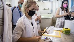 Una alujmna del CIFP Mar�timo Zaporito, de San Fernando (C�diz), con uno de los pez lisa que cultivan