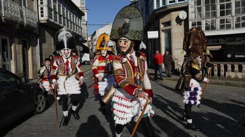 Os felos percorren Maceda.A comitiva co personaxe do entroido tradicional estn a percorrer os pobos do municipio e a Serra de San Mamede