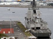 En la fotografa, la fragata F-101 abastecindose en la base naval de A Graa.