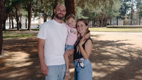 Bruno, Aida y el peque�o Leo, en el parque de O Toural de Xinzo, donde siempre vuelven en verano.