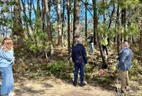 Miembros del grupo de gobierno supervisan el trabajo de los top�grafos