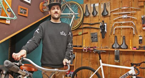 Fran Coch�n repara y ponte a punto bicicletas de pi��n fijo en su taller de las galer�as de la Oliva. c. pereiro