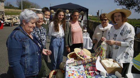 Foto de una edicin pasada del mercado con puestos de artesana